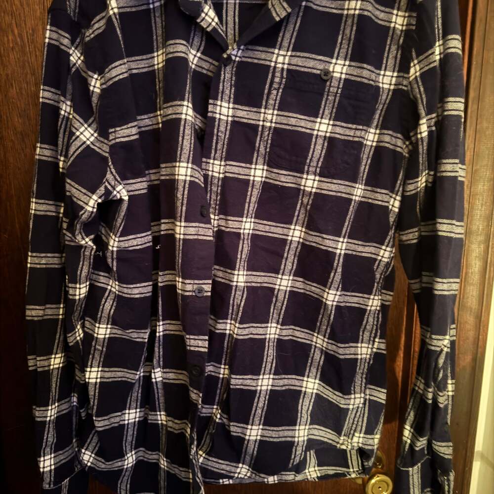 Aéropostale Women's Navy and White Plaid Button-Up Flannel Shirt